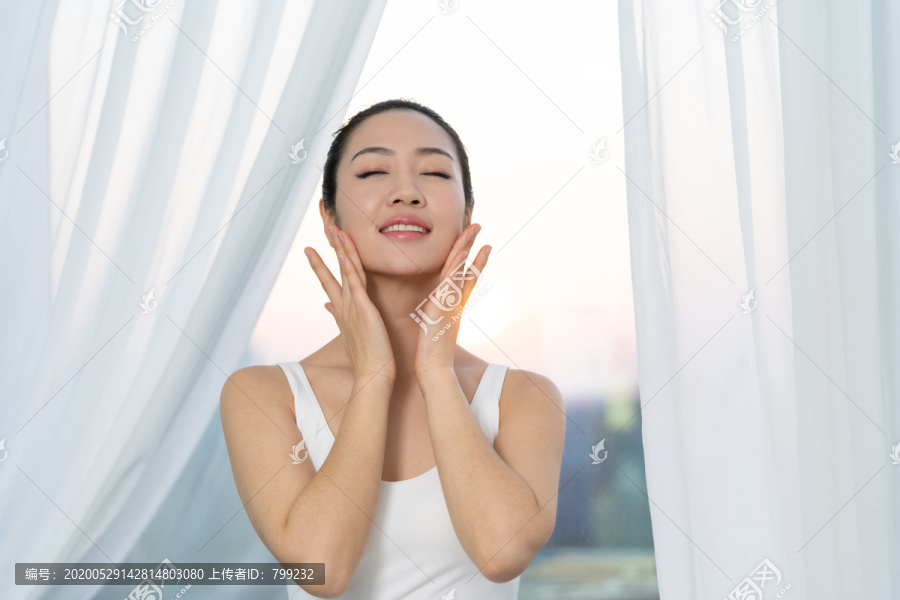 年轻女士美容护肤