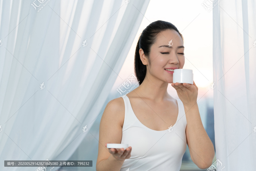 年轻女士美容护肤
