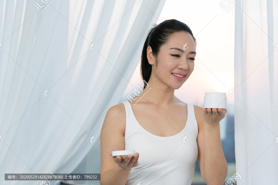 年轻女士美容护肤