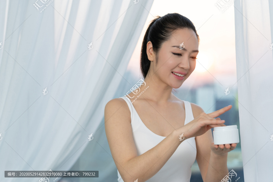 年轻女士美容护肤