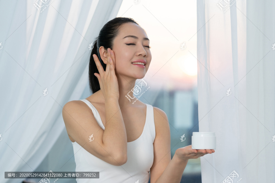 年轻女士美容护肤