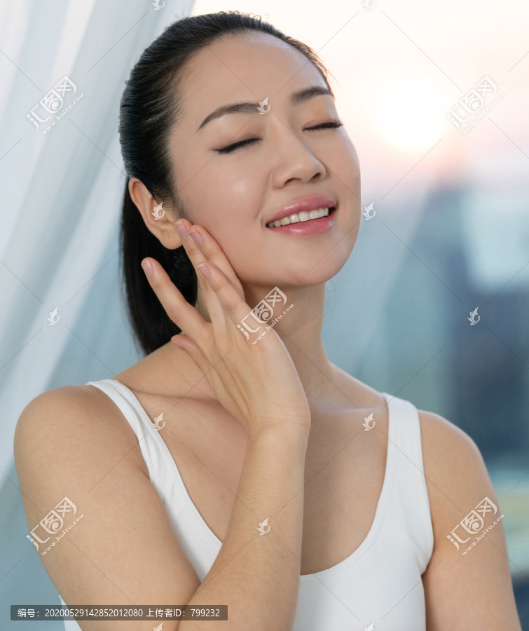 年轻女士美容护肤