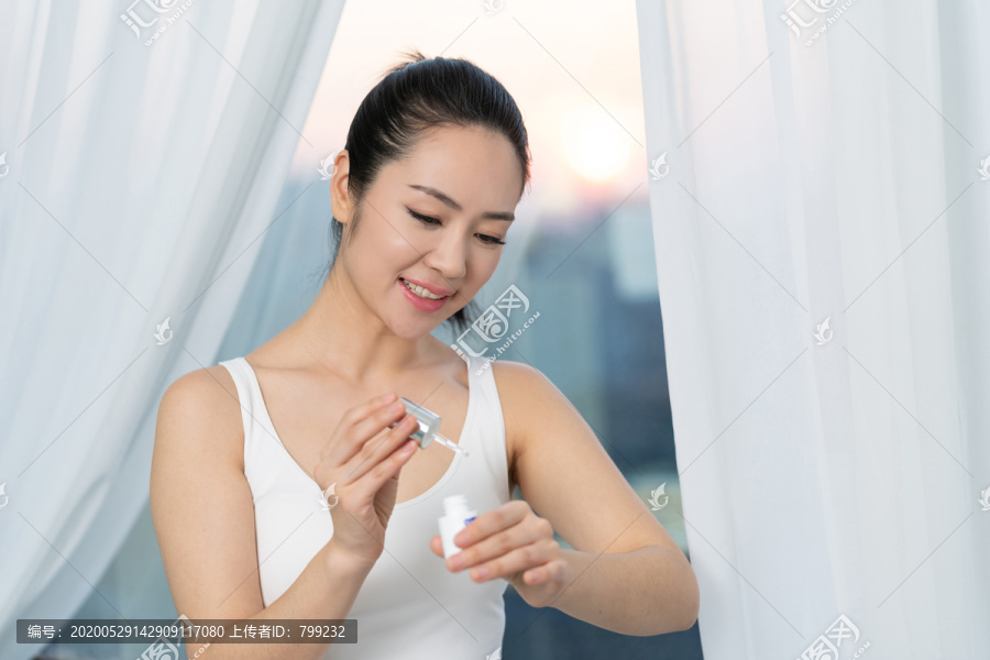年轻女士美容护肤