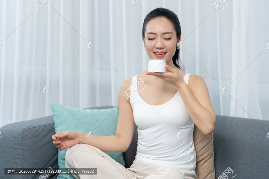 年轻女士美容护肤