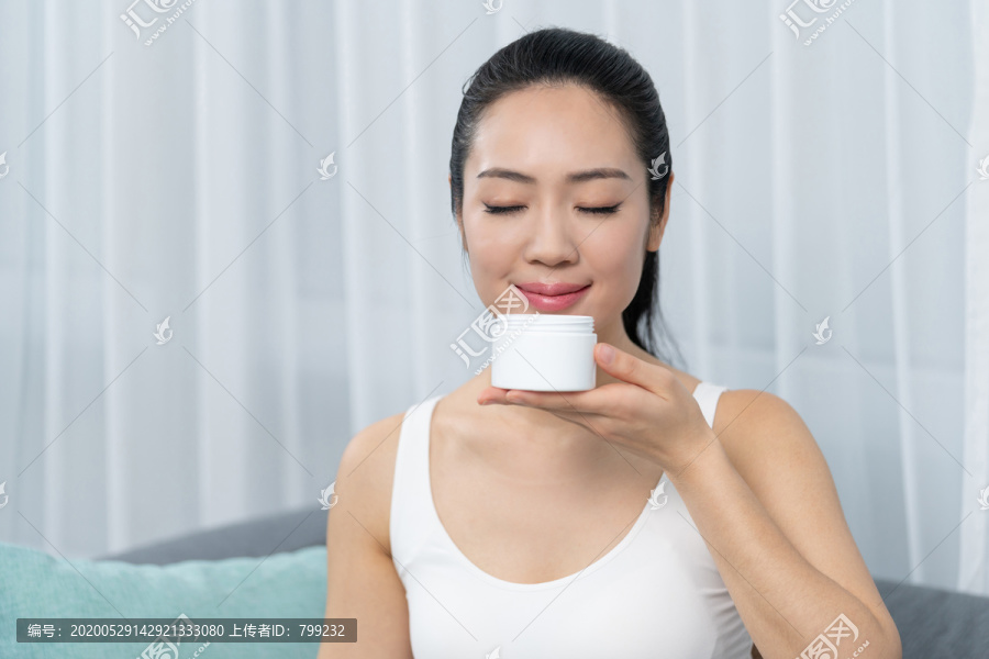 年轻女士美容护肤