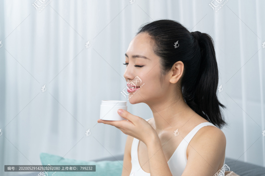 年轻女士美容护肤