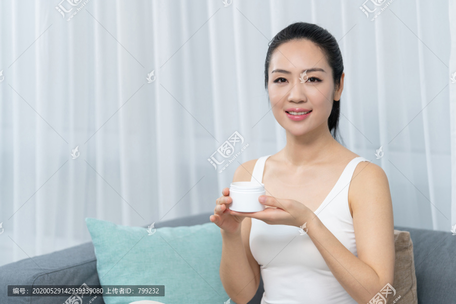 年轻女士美容护肤