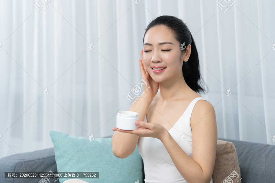 年轻女士美容护肤