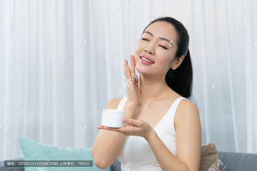 年轻女士美容护肤