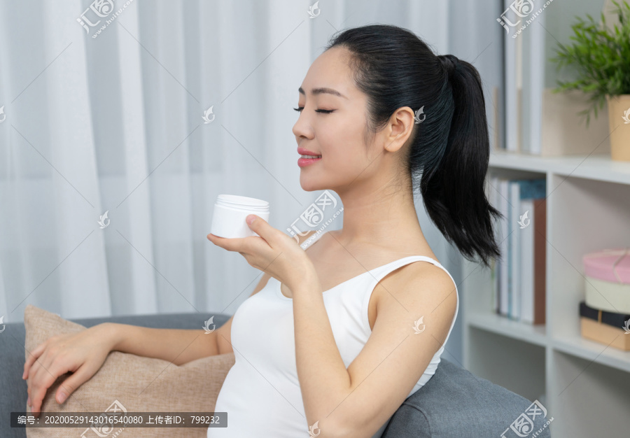 年轻女士美容护肤