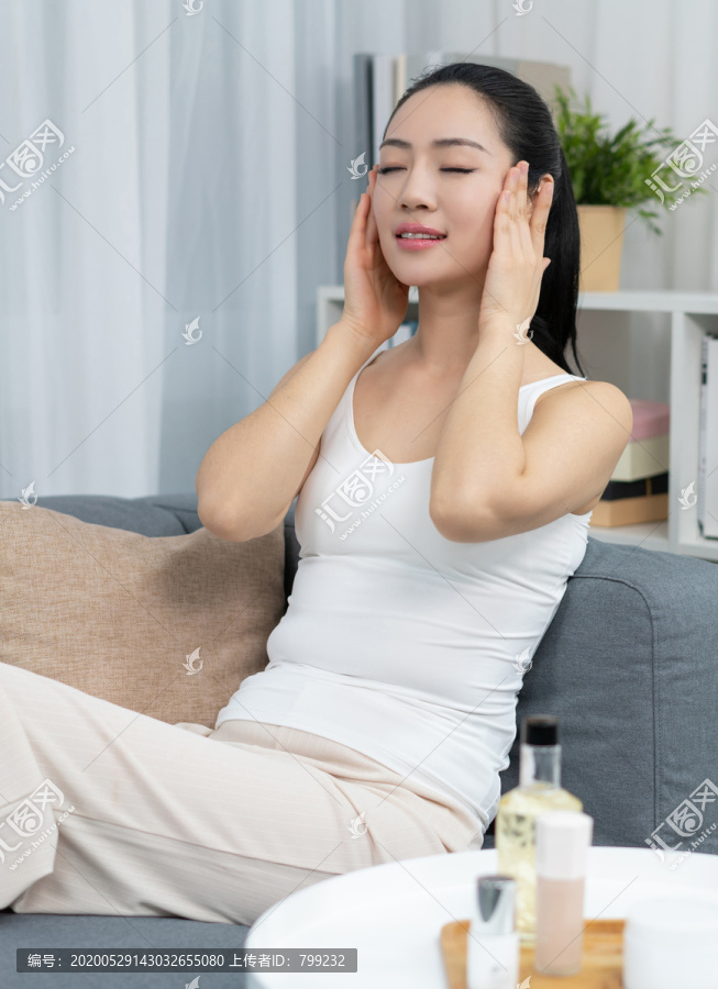 年轻女士美容护肤