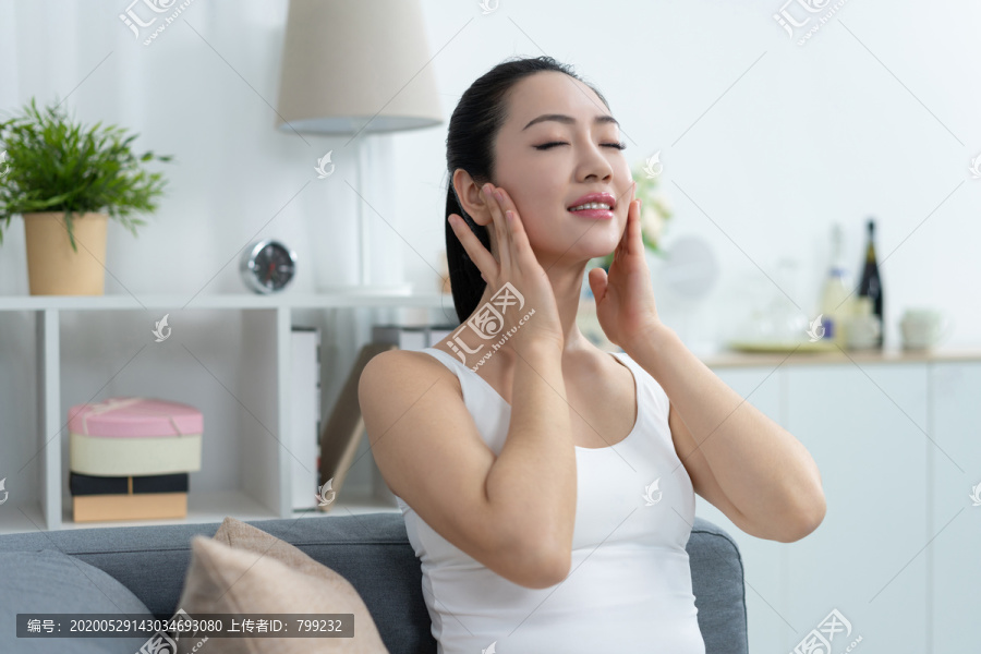 年轻女士美容护肤
