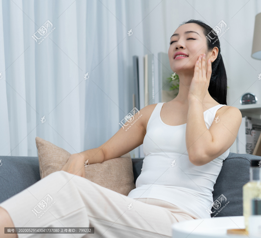 年轻女士美容护肤