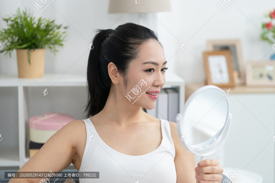 年轻女士美容护肤