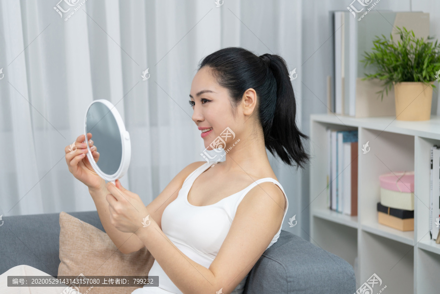 年轻女士美容护肤