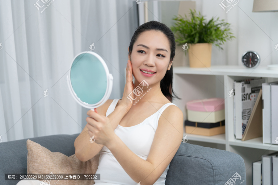 年轻女士美容护肤