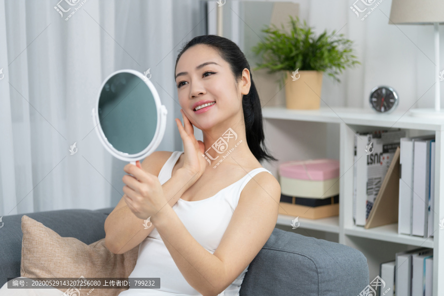 年轻女士美容护肤