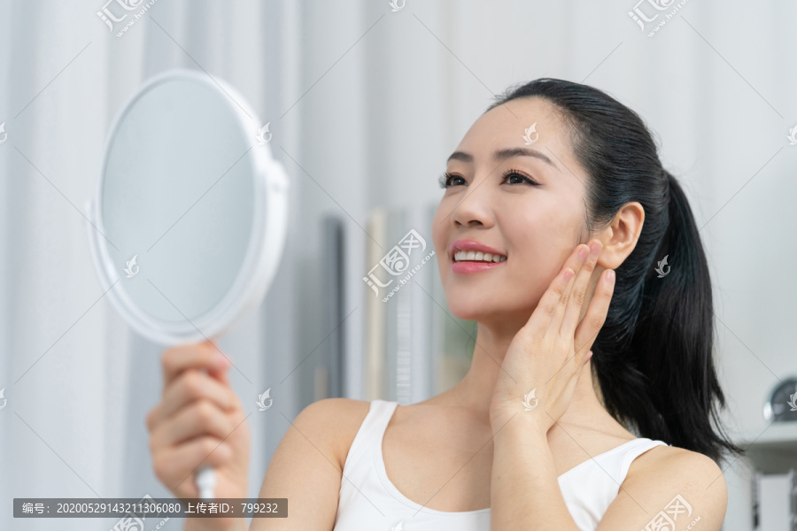 年轻女士美容护肤