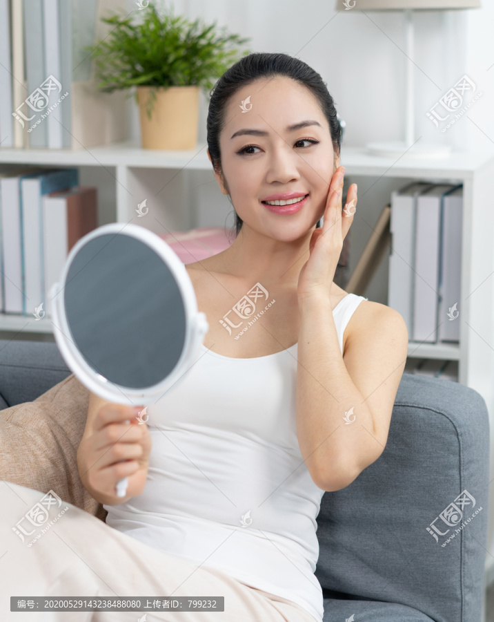 年轻女士美容护肤