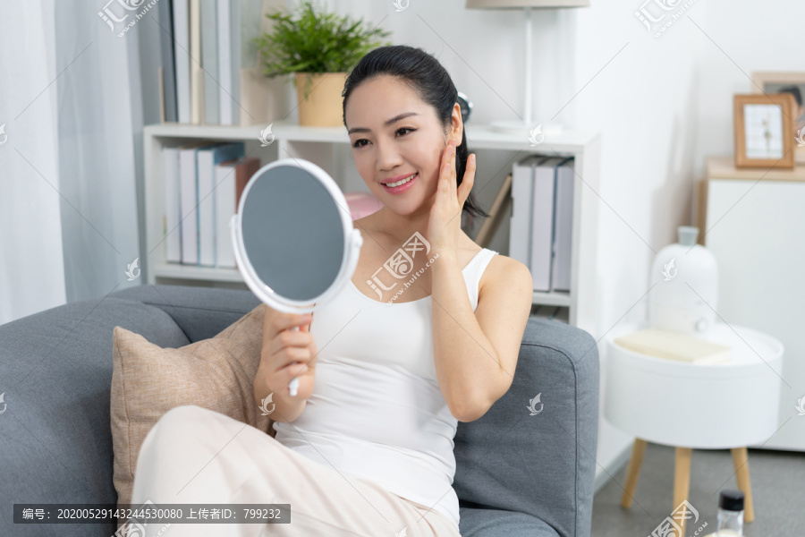 年轻女士美容护肤