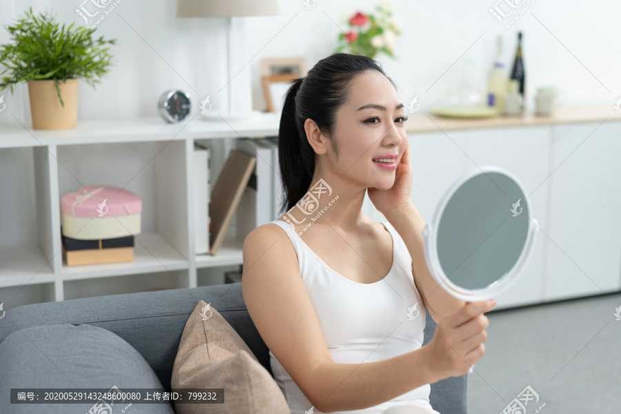 年轻女士美容护肤