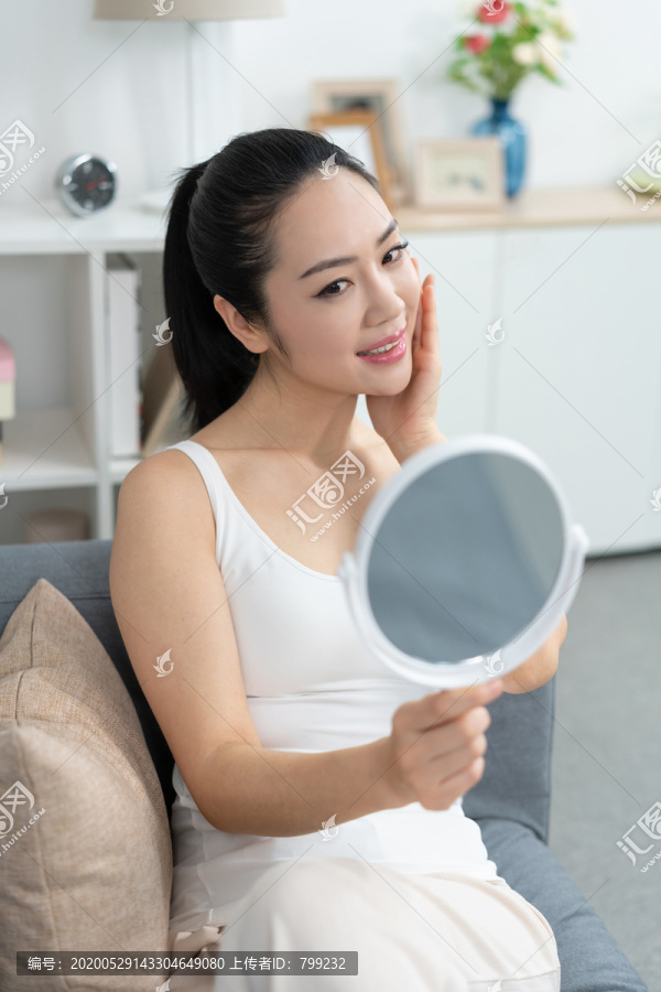 年轻女士美容护肤