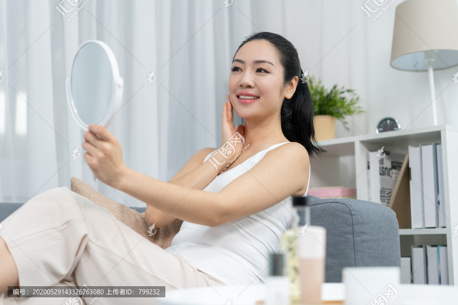 年轻女士美容护肤