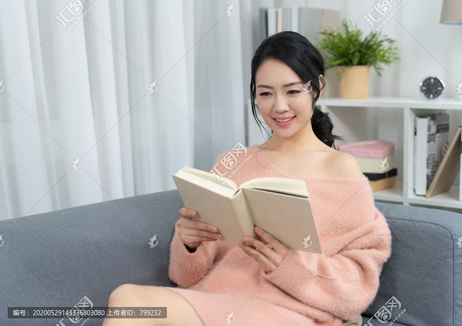 年轻女子在家看书
