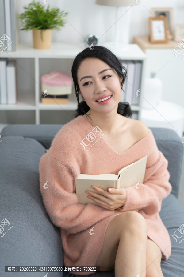 年轻女子在家看书