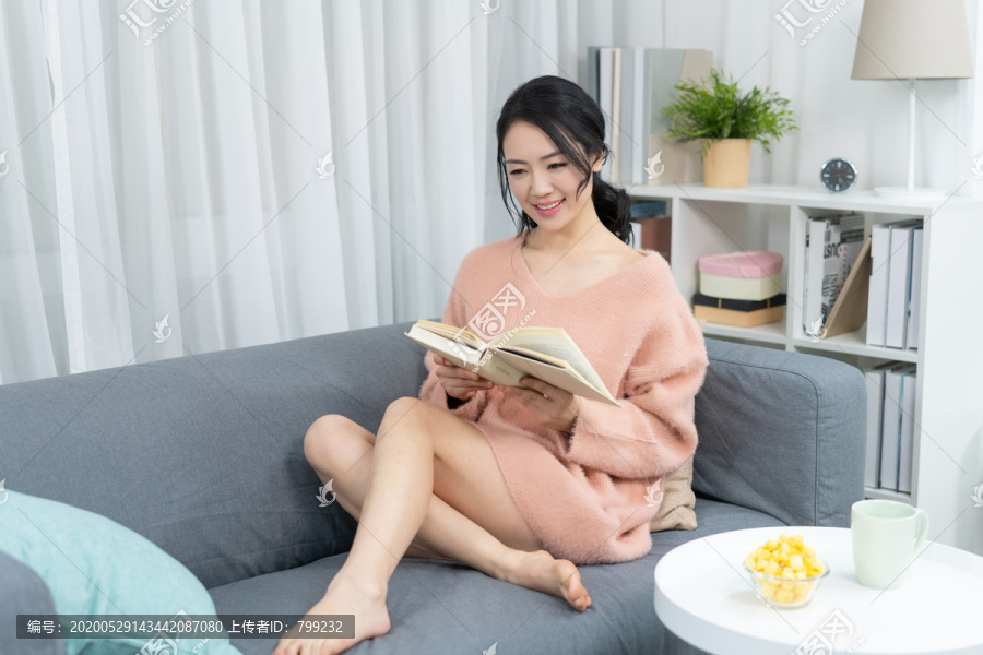 年轻女子在家看书