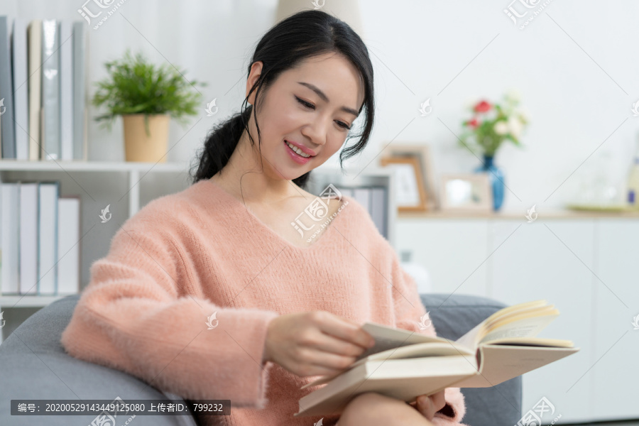 年轻女子在家看书