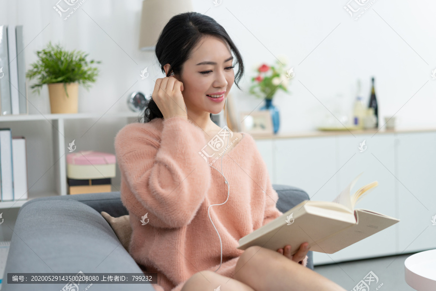 年轻女子在家看书