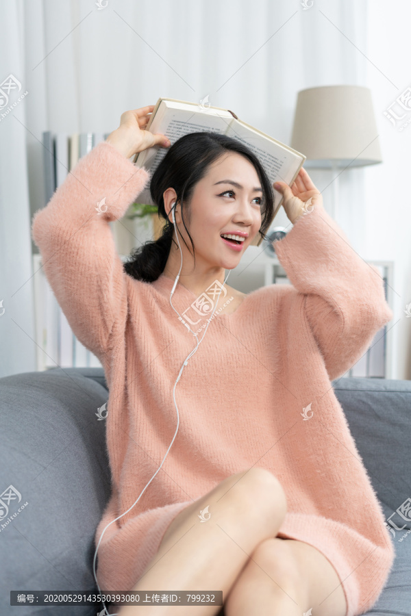 年轻女子在家看书