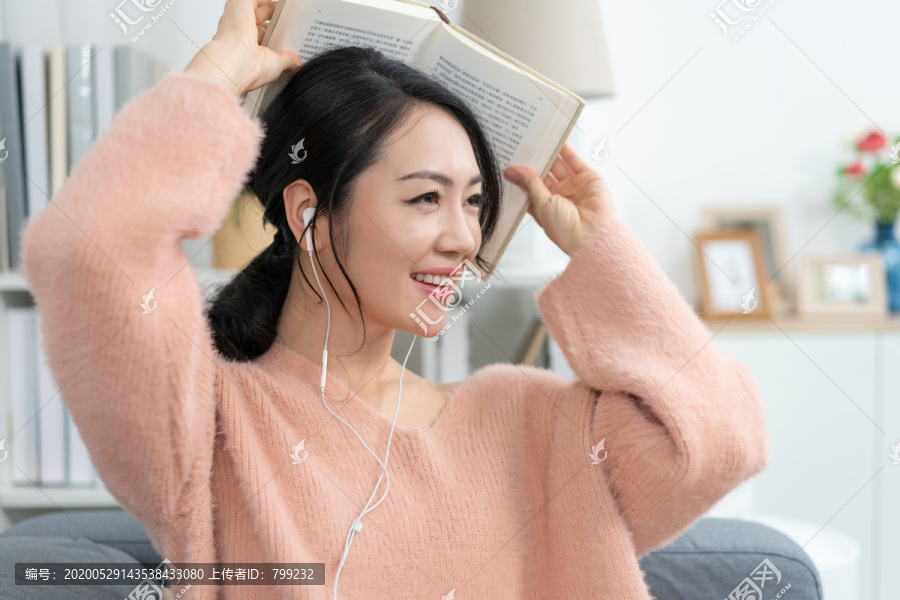 年轻女子在家看书