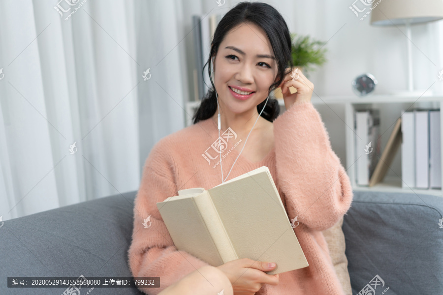 年轻女子在家看书