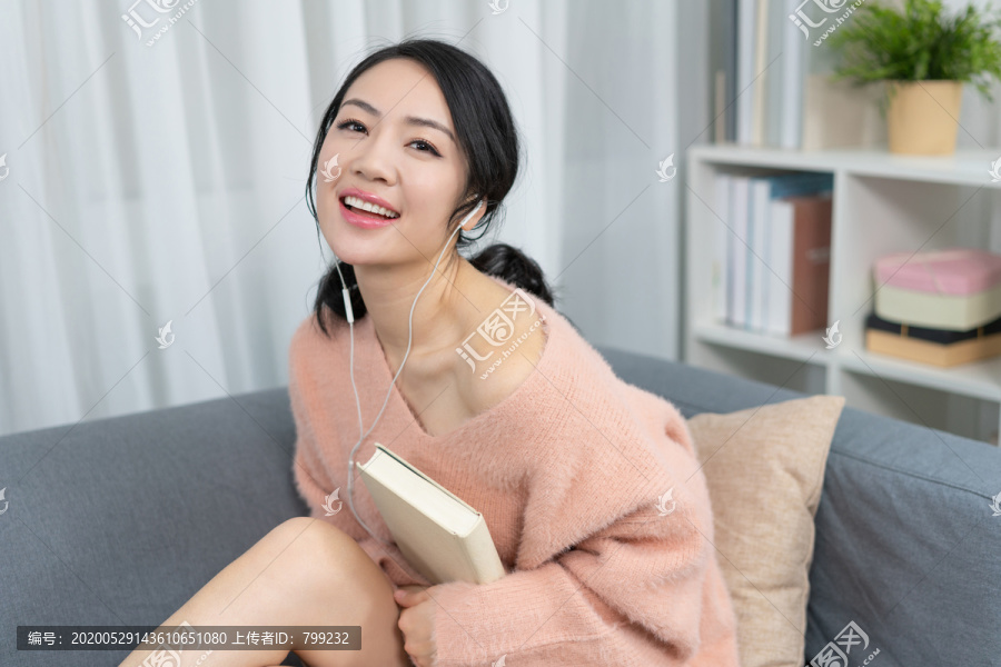 年轻女子在家看书
