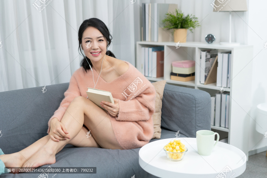 年轻女子在家看书