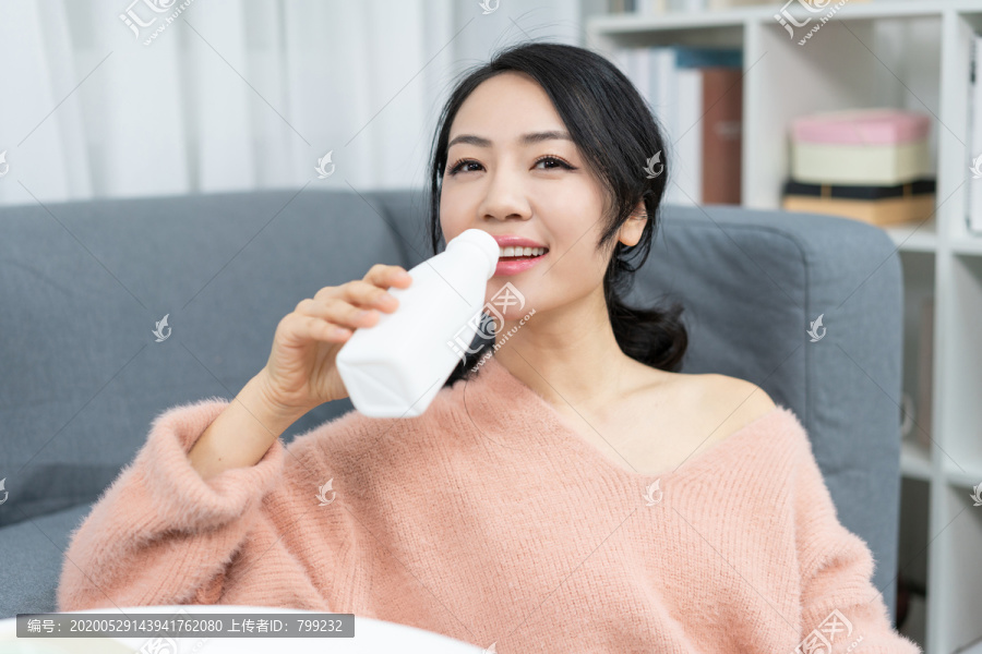 年轻女子喝牛奶