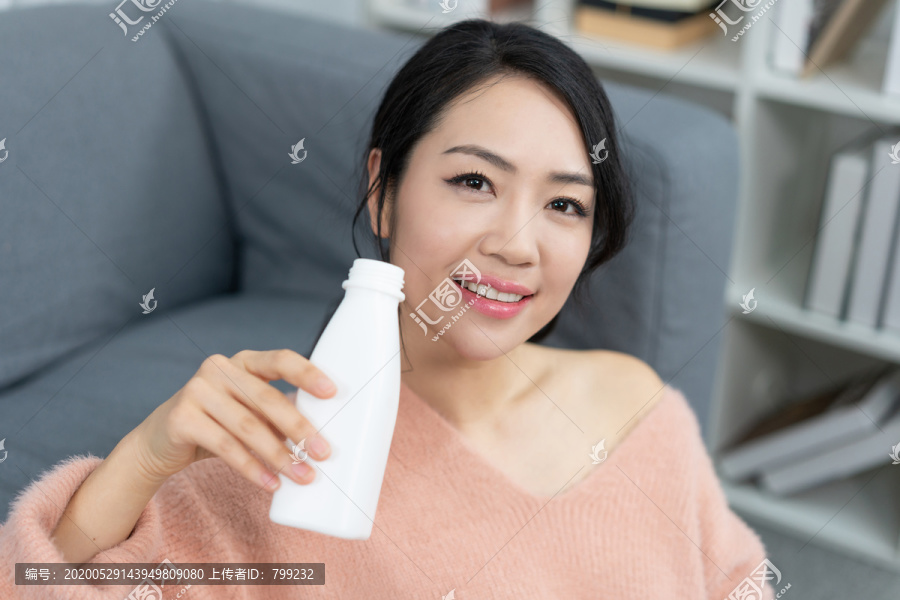 年轻女子喝牛奶