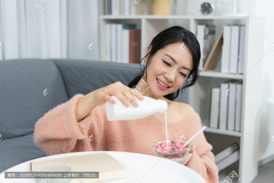 年轻女子喝牛奶