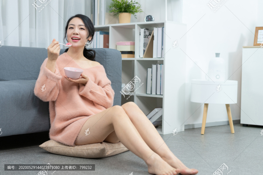 年轻女子吃水果