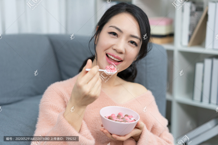 年轻女子吃水果