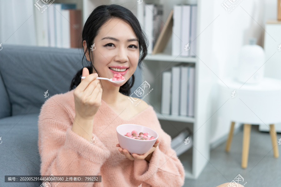 年轻女子吃水果