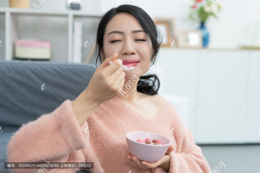 年轻女子吃水果