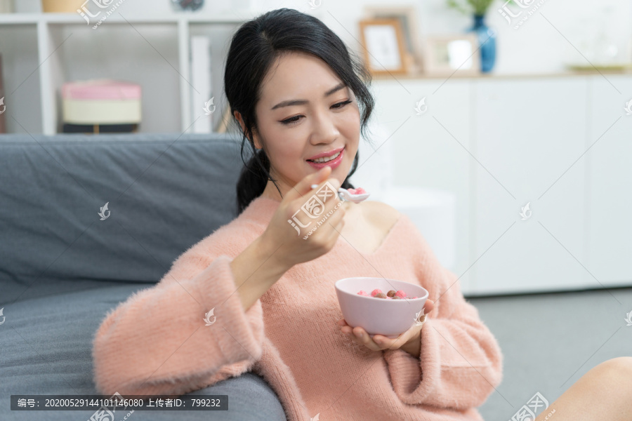 年轻女子吃水果