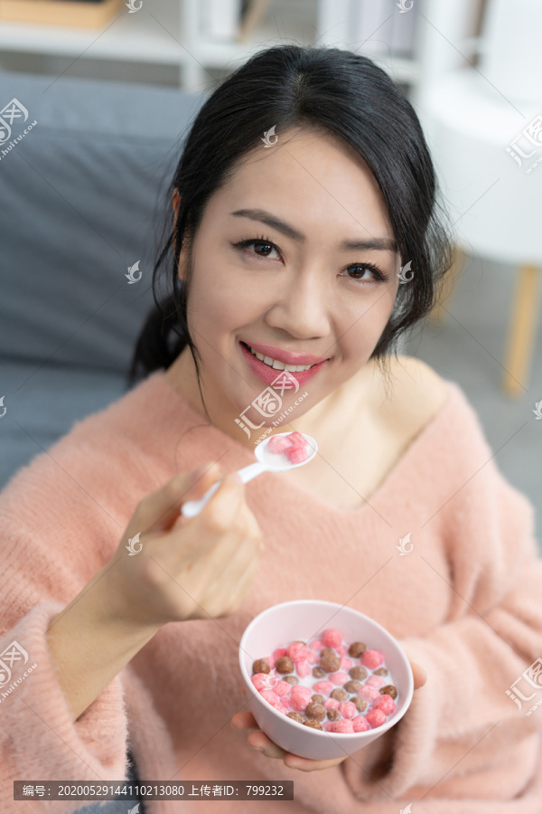 年轻女子吃水果