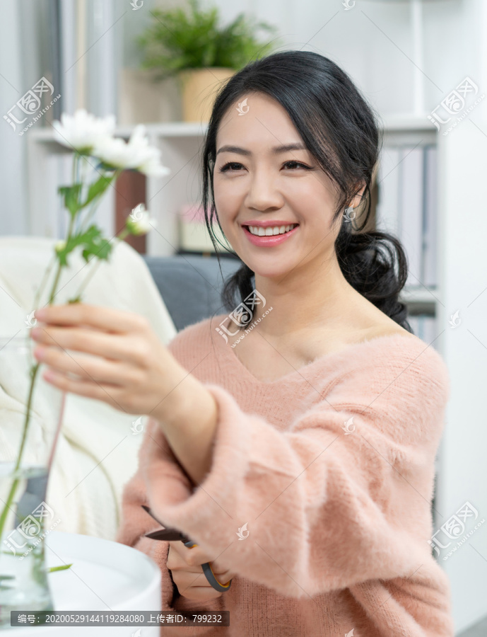 年轻女子在家插花