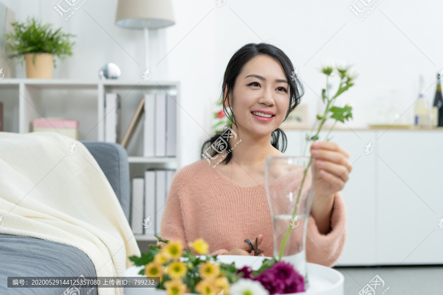 年轻女子在家插花