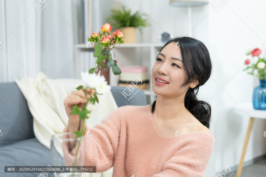 年轻女子在家插花