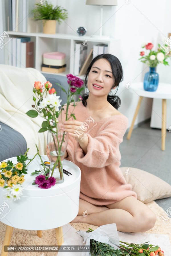 年轻女子在家插花